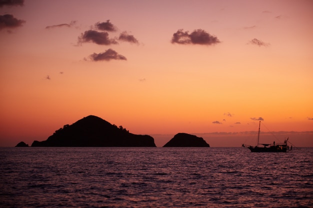 Paesaggio. Tramonto sulle montagne e sul mare