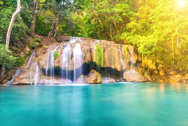 Paesaggio tropicale con bella foresta pluviale selvaggia cascata con fogliame verde e acqua corrente Parco nazionale di Erawan Kanchanaburi Thailandia