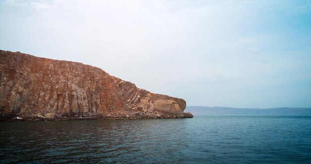 Paesaggio tropicale del mare con montagne e fiordi dell'Oman