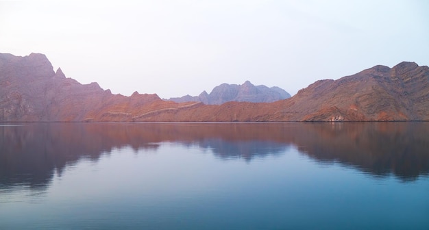 Paesaggio tropicale del mare con montagne e fiordi, Oman
