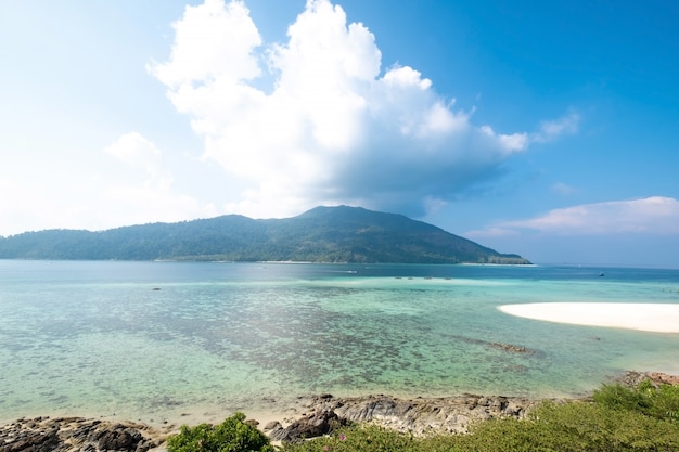 Paesaggio tropicale della spiaggia in Tailandia