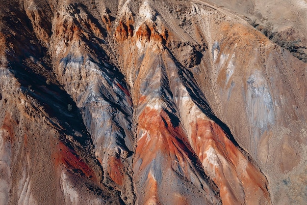 Paesaggio turistico dal drone alle fantastiche montagne rocciose con colori misti. Un bel ambiente naturale.