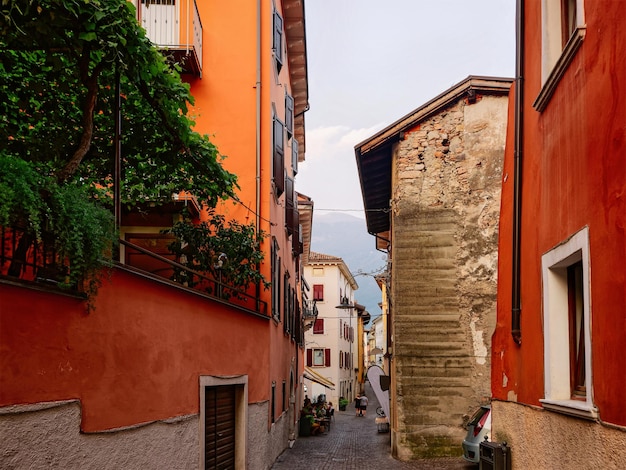 Paesaggio urbano al centro della città di Arco vicino al lago di Garda del Trentino d'Italia. Strada con architettura della casa nella città vecchia di Trento vicino a Riva del Garda. Viaggi e turismo. Serata