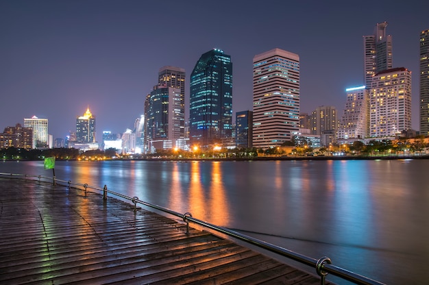 Paesaggio urbano al fondo della città di notte