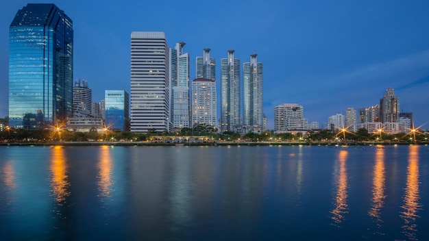 Paesaggio urbano al parco di Benchakitti Bangkok Tailandia