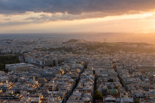 Paesaggio urbano al tramonto di Atene, Grecia con Acropoli con antico tempio greco Partenone su una collina