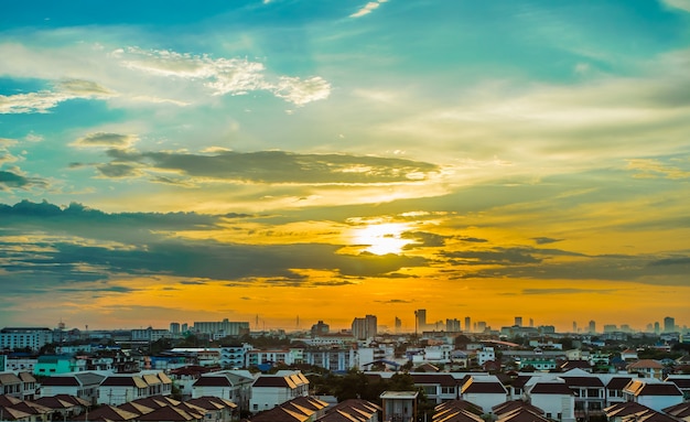 paesaggio urbano al tramonto