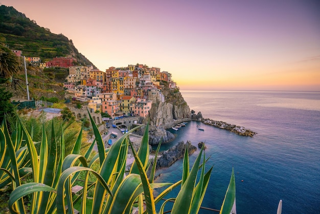 Paesaggio urbano colorato di edifici sul Mar Mediterraneo Europa Cinque Terre in Italia