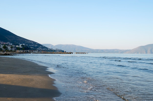 Paesaggio urbano colorato mattina d'estate dell'Albania.