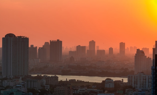 paesaggio urbano con aria inquinata e luce del tramonto