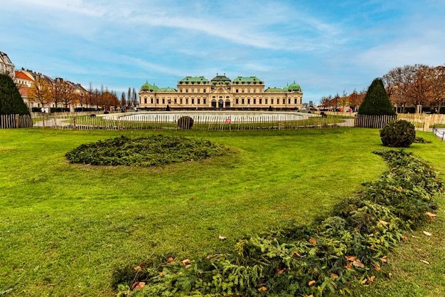 Paesaggio urbano con il castello di Belvedere a Vienna il castello di Belvedere e il suo mercato di Natale