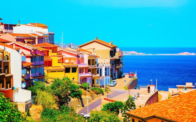 Paesaggio urbano con la città di Buggerru con l'architettura della casa del cottage sul Mar Mediterraneo nel sud della Sardegna in Italia. Cittadina italiana sarda in Sardegna.