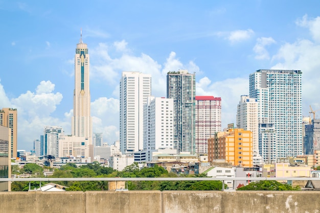 Paesaggio urbano con la costruzione nella città di Bangkok