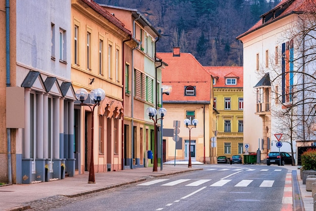 Paesaggio urbano con la strada della città vecchia di Celje in Slovenia. Architettura in Slovenia. Viaggio