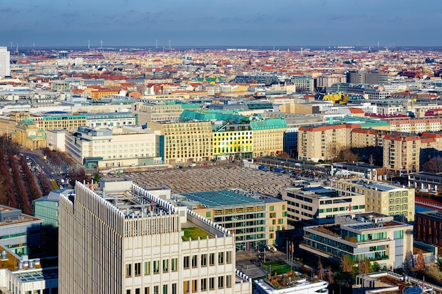 Paesaggio urbano con memoriale per gli ebrei assassinati a Berlino Mitte nel centro della città. Architettura moderna dell'edificio come ricordo dell'Olocausto, Germania in Europa.