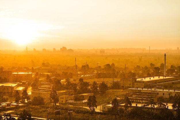 Paesaggio urbano con tramonto nella grande città