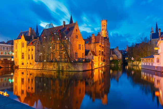Paesaggio urbano con una torre Belfort da Rozenhoedkaai a Bruges a s