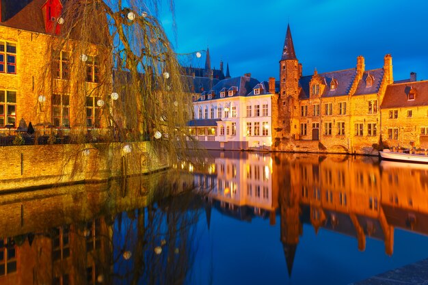 Paesaggio urbano con una torre Belfort da Rozenhoedkaai a Bruges a s