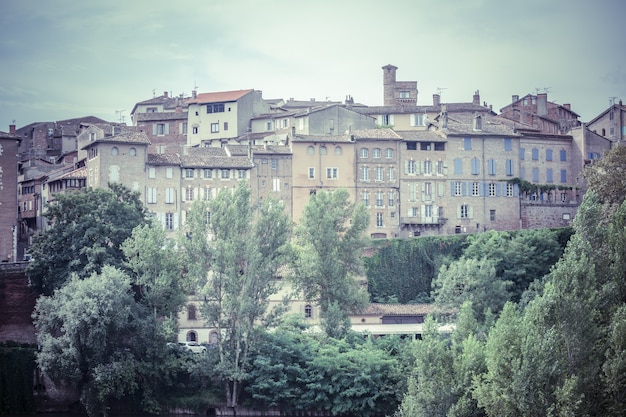 Paesaggio urbano con vecchie case in Albi, Francia. Scatto filtrato orizzontale