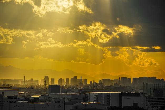 Paesaggio urbano contro il cielo durante il tramonto