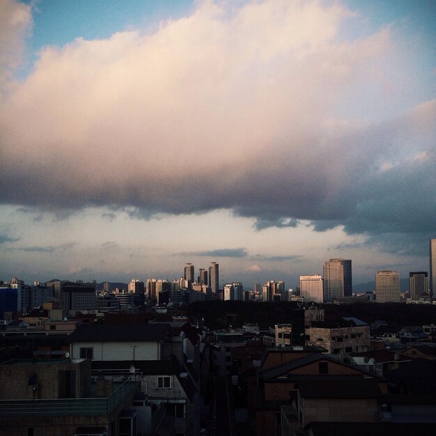 Paesaggio urbano contro un cielo nuvoloso