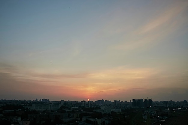 Paesaggio urbano da una vista a volo d'uccello Bel cielo