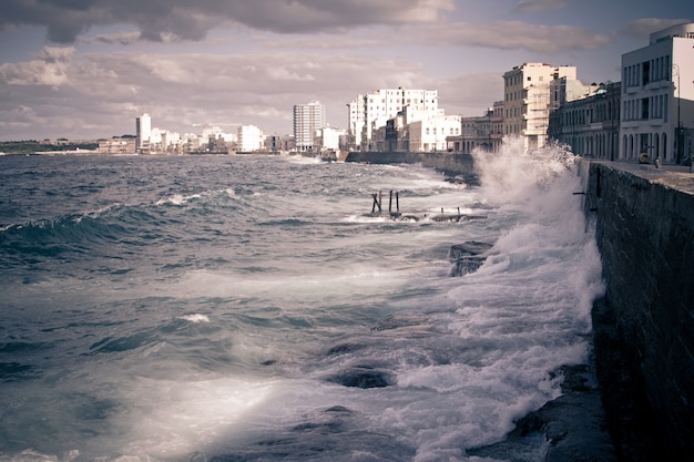 Paesaggio urbano dall&#39;Avana Malecon