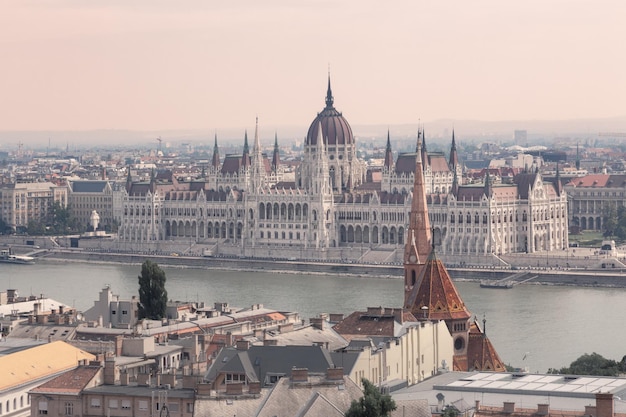 Paesaggio urbano dalla collina dell'edificio neogotico del Parlamento ungherese sull'argine Budapest Ungheria