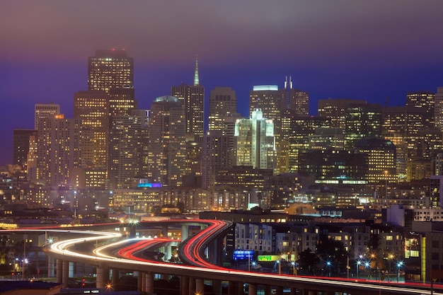 Paesaggio urbano del centro di San Francisco di notte in California