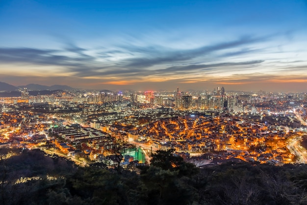 Paesaggio urbano del centro di Seoul illuminato di notte