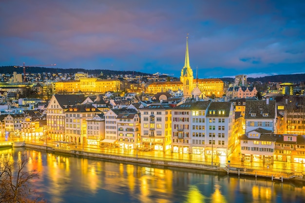 Paesaggio urbano del centro di Zurigo in Svizzera durante il tramonto spettacolare.