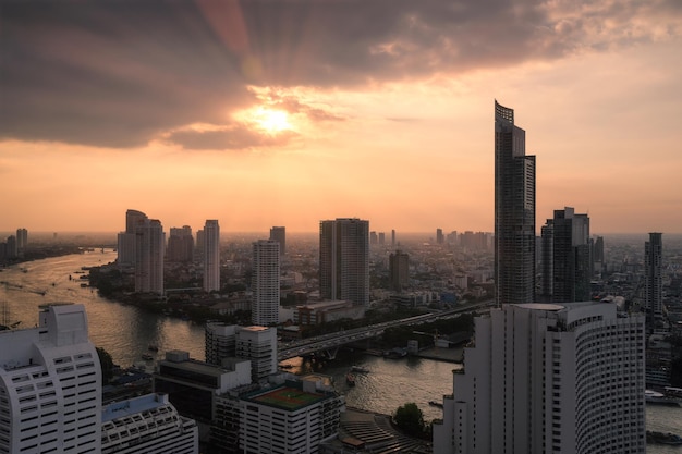 Paesaggio urbano del grattacielo con il fiume Chao Phraya al tramonto a Bangkok