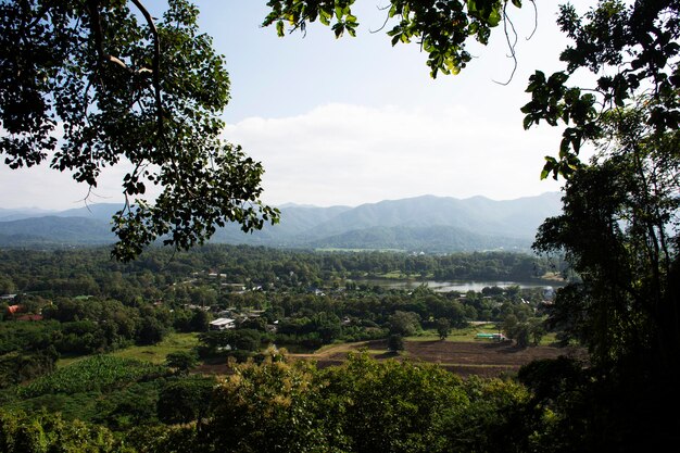 Paesaggio urbano del paesaggio di vista aerea del villaggio di Mae On con la foresta di montagna e il fiume del lago per la visita di viaggio dei viaggiatori thailandesi e stranieri a San Kamphaeng a Chiang Mai Thailandia