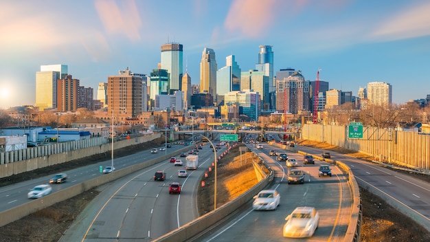 Paesaggio urbano dell'orizzonte del centro della città di Minneapolis di USA