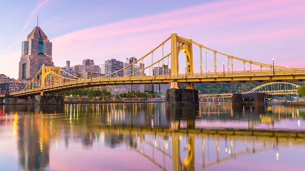 Paesaggio urbano dell'orizzonte del centro della città di Pittsburgh di USA