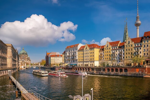 Paesaggio urbano dell'orizzonte della città del centro di Berlino della Germania