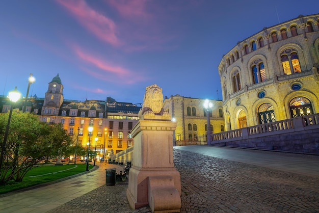 Paesaggio urbano dell'orizzonte della città del centro di Oslo in Norvegia al tramonto