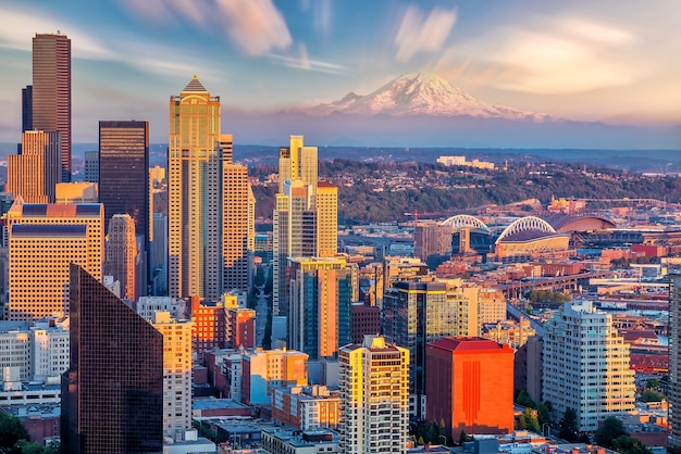 Paesaggio urbano dell'orizzonte della città del centro di Seattle negli Stati Uniti d'America al tramonto