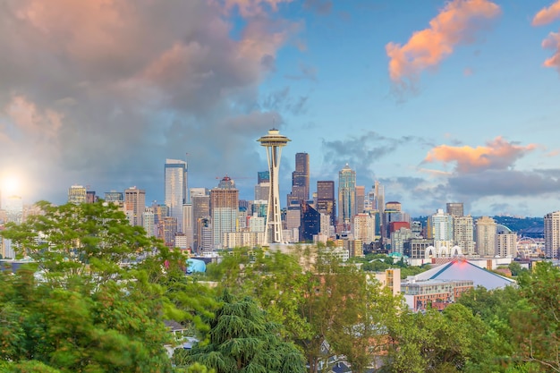 Paesaggio urbano dell'orizzonte della città del centro di Seattle negli Stati Uniti d'America al tramonto