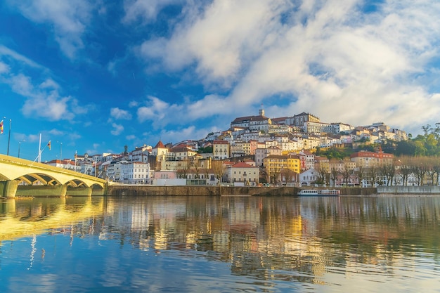 Paesaggio urbano dell'orizzonte della città di Coimbra del Portogallo