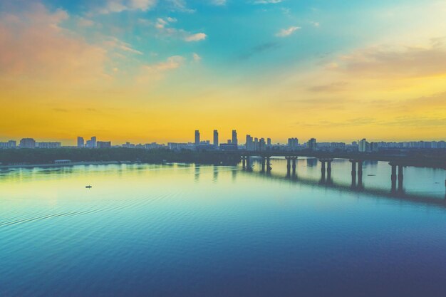 Paesaggio urbano dell'orizzonte della città di Kiev al mattino Ponte di Paton Banca sinistra del fiume Dnepr vista aerea