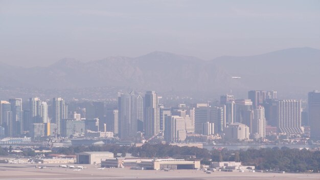 Paesaggio urbano dell'orizzonte della città di San Diego dell'aeroplano di loma del centro della california