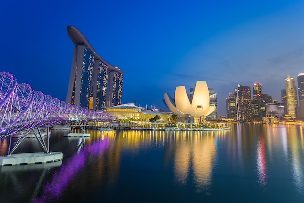 Paesaggio urbano dell&#39;orizzonte di Singapore a tempo crepuscolare.