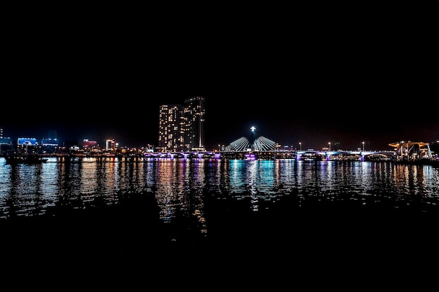 Paesaggio urbano della città di Da Nang in Vietnam con illuminazione notturna ed edifici moderni