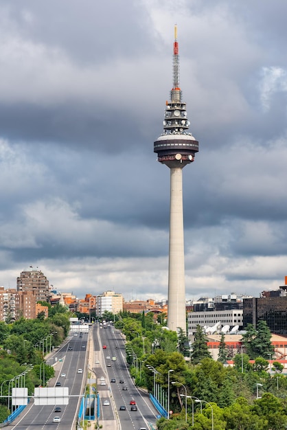 Paesaggio urbano della città di Madrid con la sua enorme torre di comunicazione chiamata Piruli nel centro della città