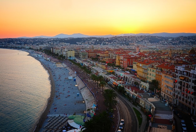 Paesaggio urbano della città di Nizza con spiaggia e mare al tramonto Francia tonica