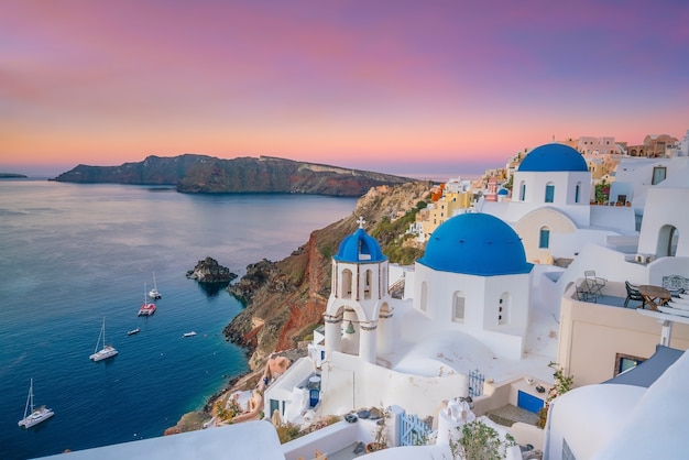 Paesaggio urbano della città di Oia all'isola di Santorini in Grecia al tramonto. Mar Egeo