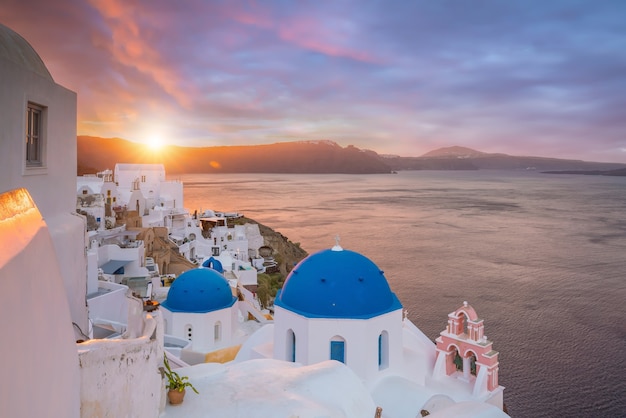 Paesaggio urbano della città di Oia nell'isola di Santorini, Grecia. Vista panoramica al tramonto.