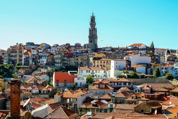 Paesaggio urbano della città di Porto, tipiche case di tegole blu, facciate di edifici, tetti rossi e cielo blu. Portogallo. Euorpe.