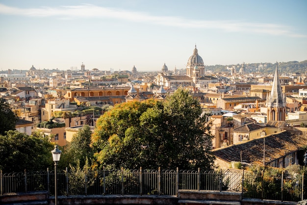 Paesaggio urbano della città di Roma in una mattina di sole